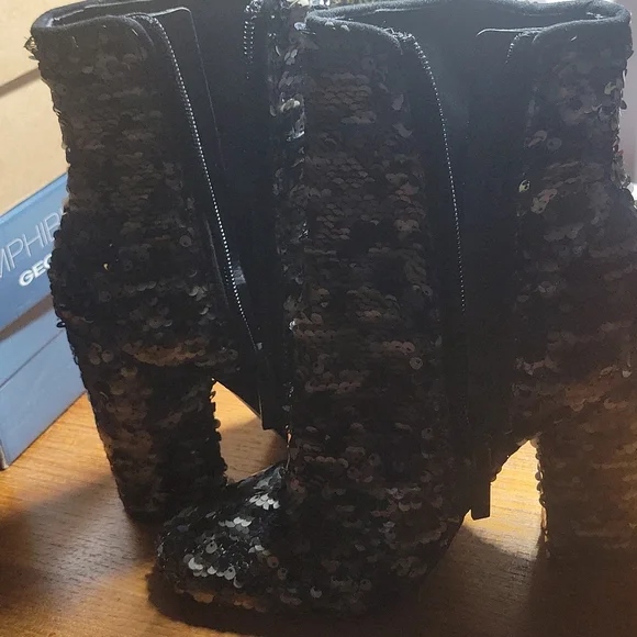 Shoes - Picture 2 of 4